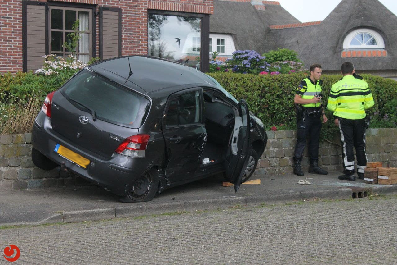 Auto botst op muurtje na aanrijding in Sneek – 112 Fryslân