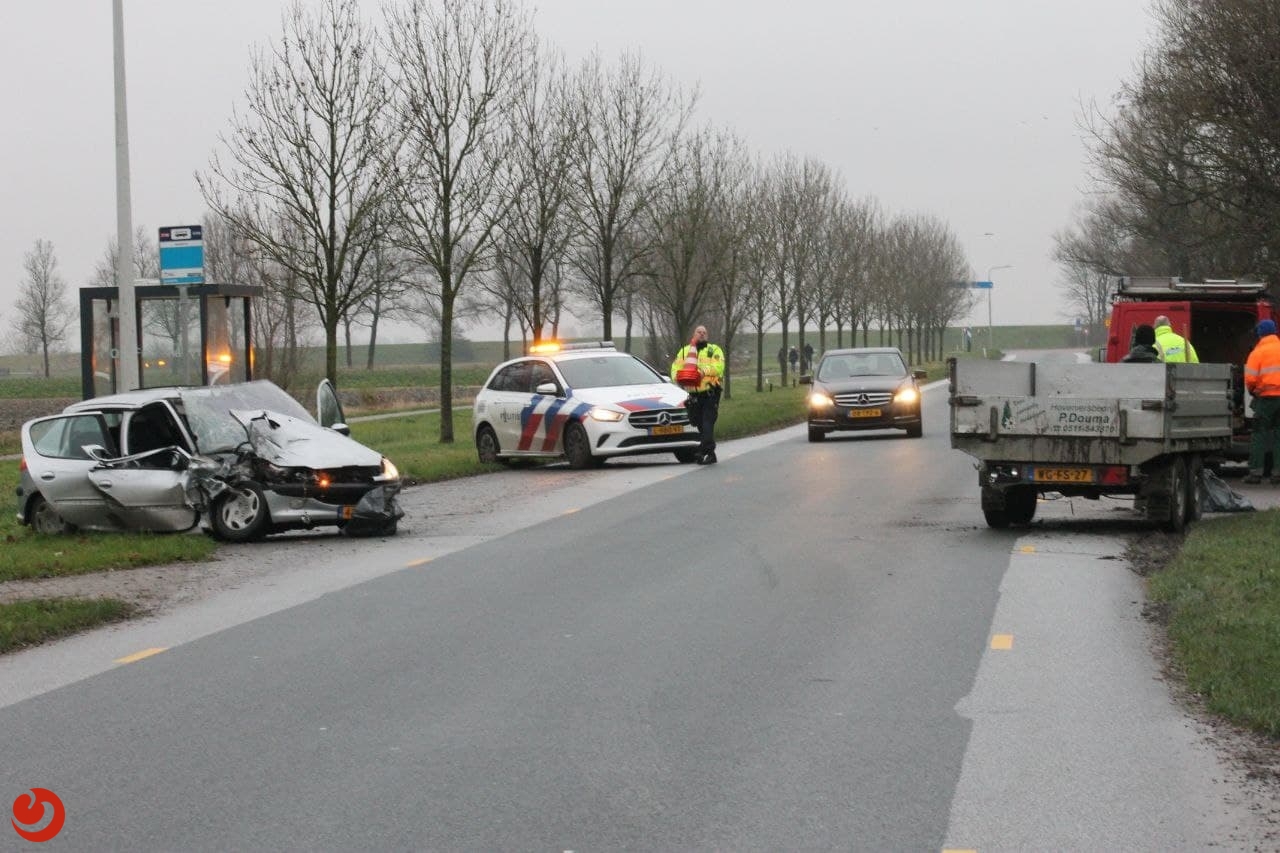 Auto total loss na botsing met geparkeerde aanhanger bij Engwierum
