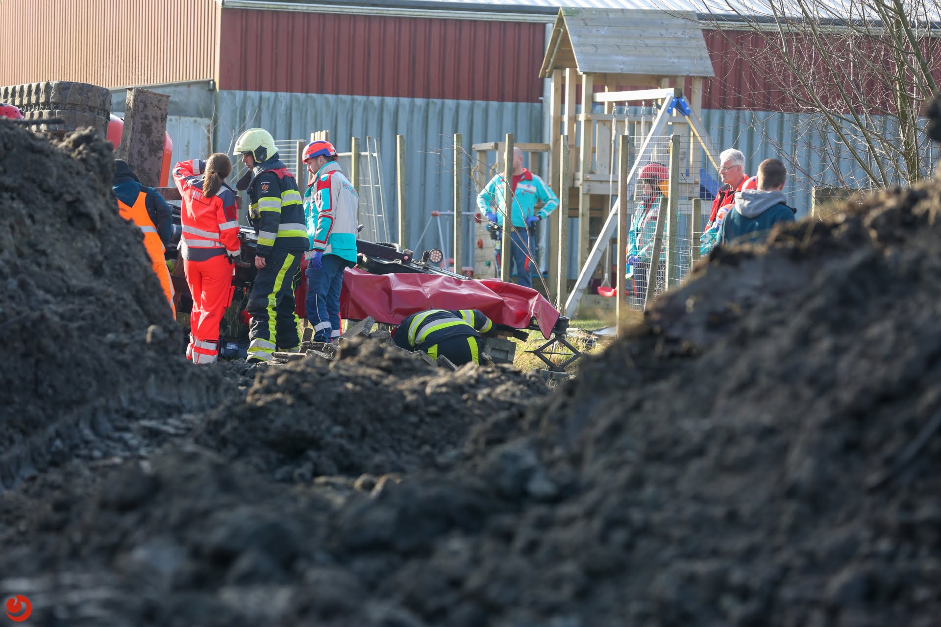 Mobiele kraan valt om in Minnertsga; kraanmachinist langdurig bekneld