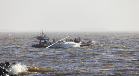 Mast van zeilboot afgebroken op IJsselmeer; twee gewonden