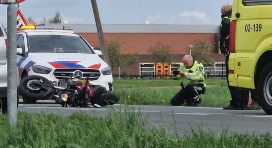 Motorrijdster gewond bij aanrijding met auto in Sneek